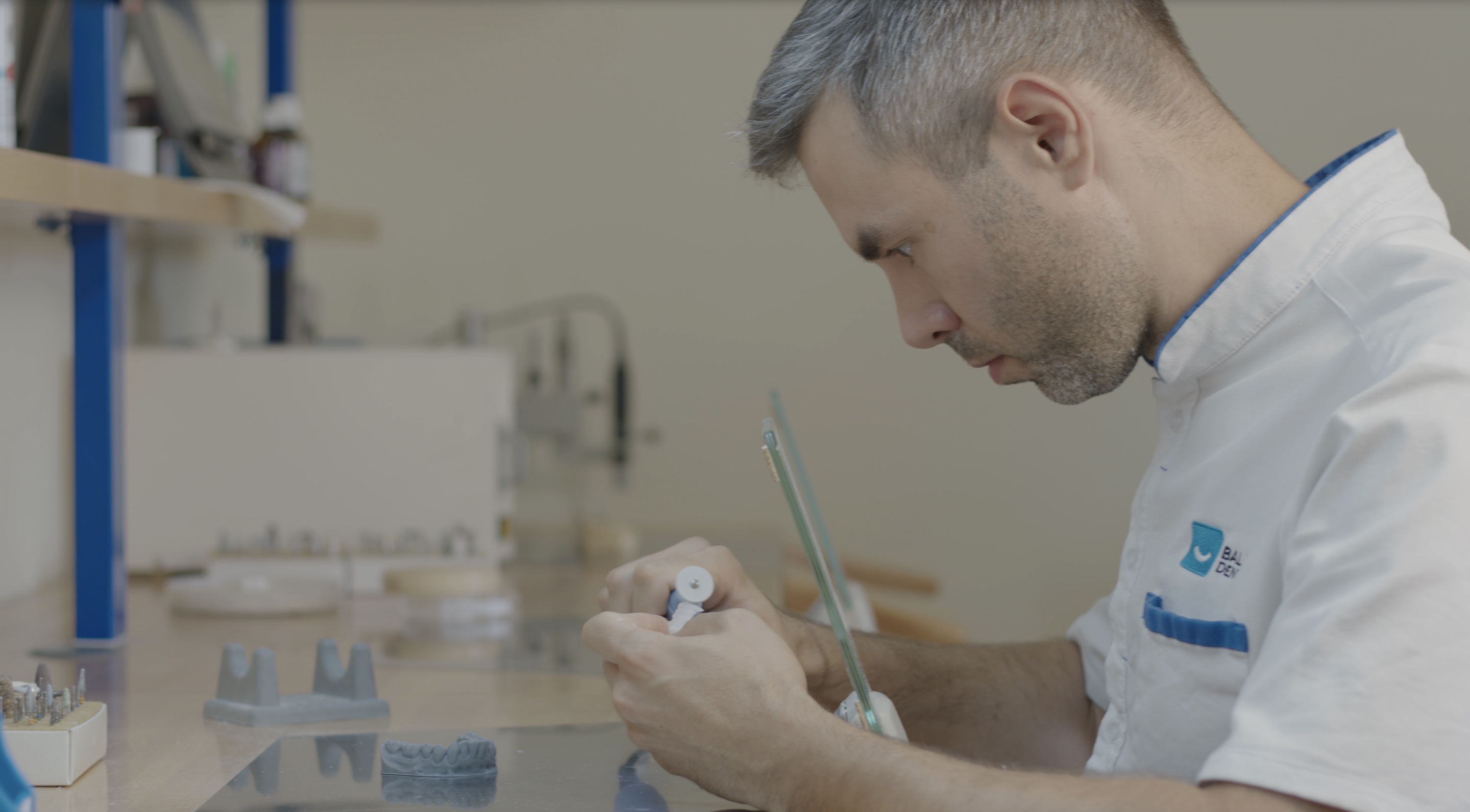 Modernes Dentallabor mit CAD/CAM Technologie